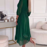 Robe à col en V de couleur unie à la taille