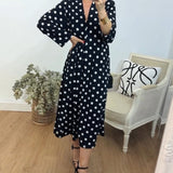Robe à col V, coupe ample et à pois