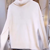 Pull avec le cou haut et les manches longues