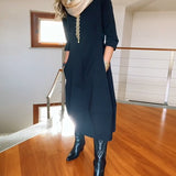 Robe élégante de couleur unie avec poche et col rond